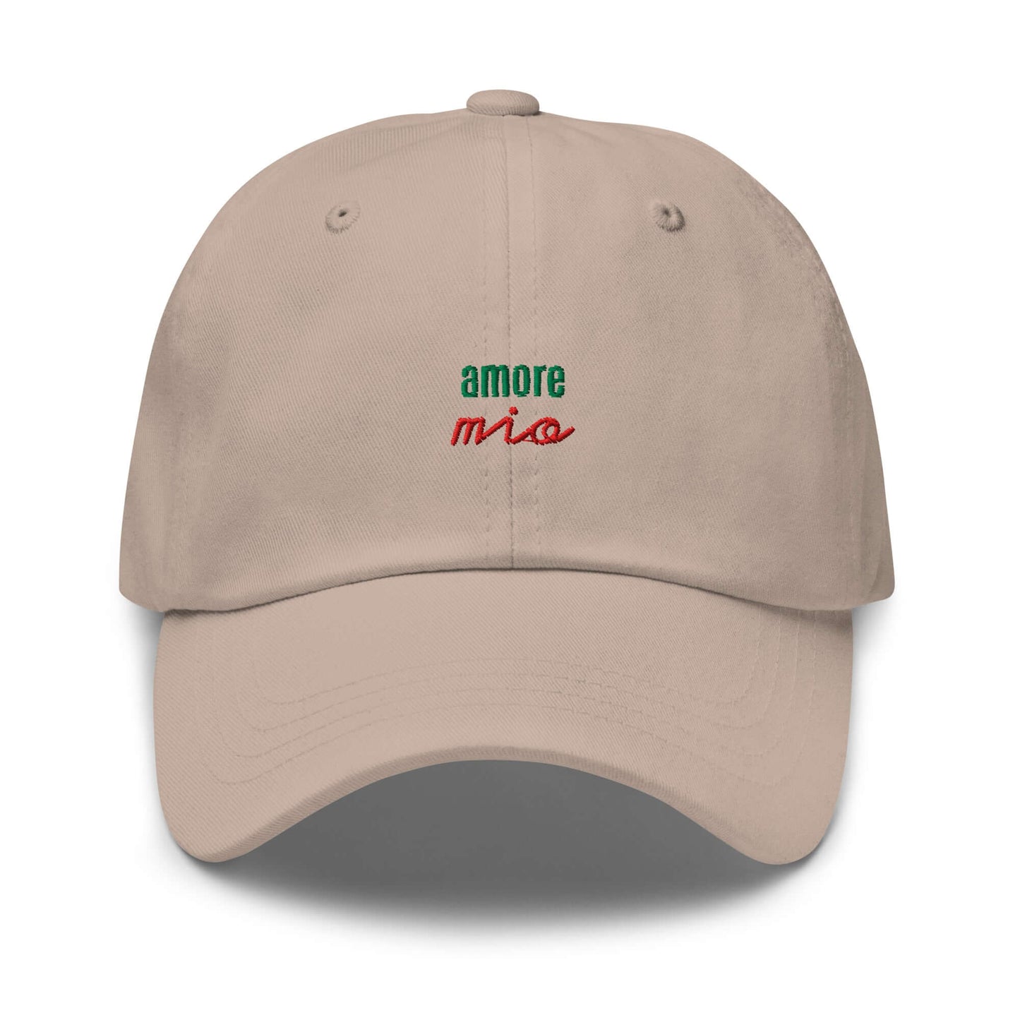 Beige unisex Cap mit gesticktem Schriftzug Amore mio und Studio POW!-Logo.