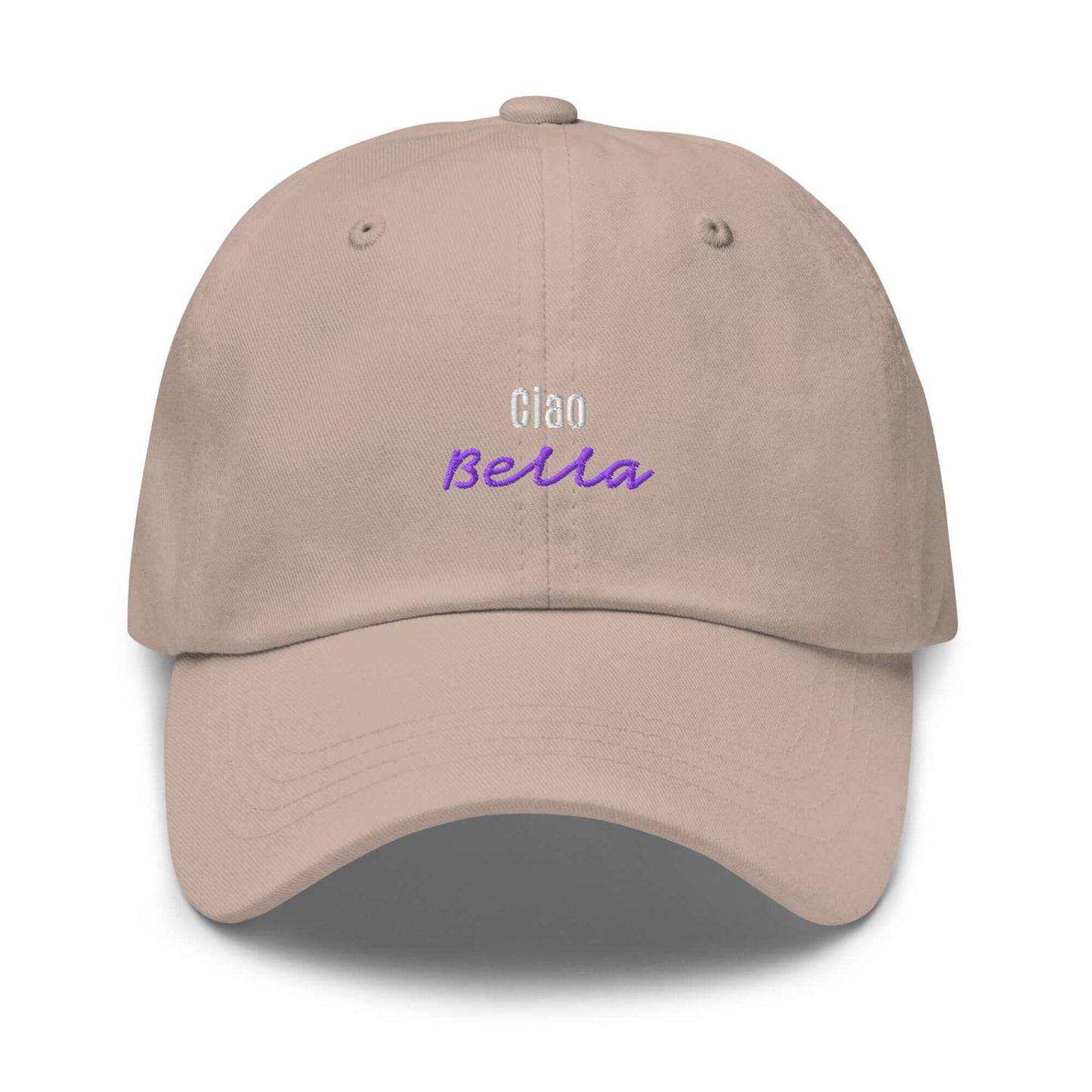 Beige unisex Cap mit gesticktem Schriftzug Ciao Bella und Studio POW!-Logo.