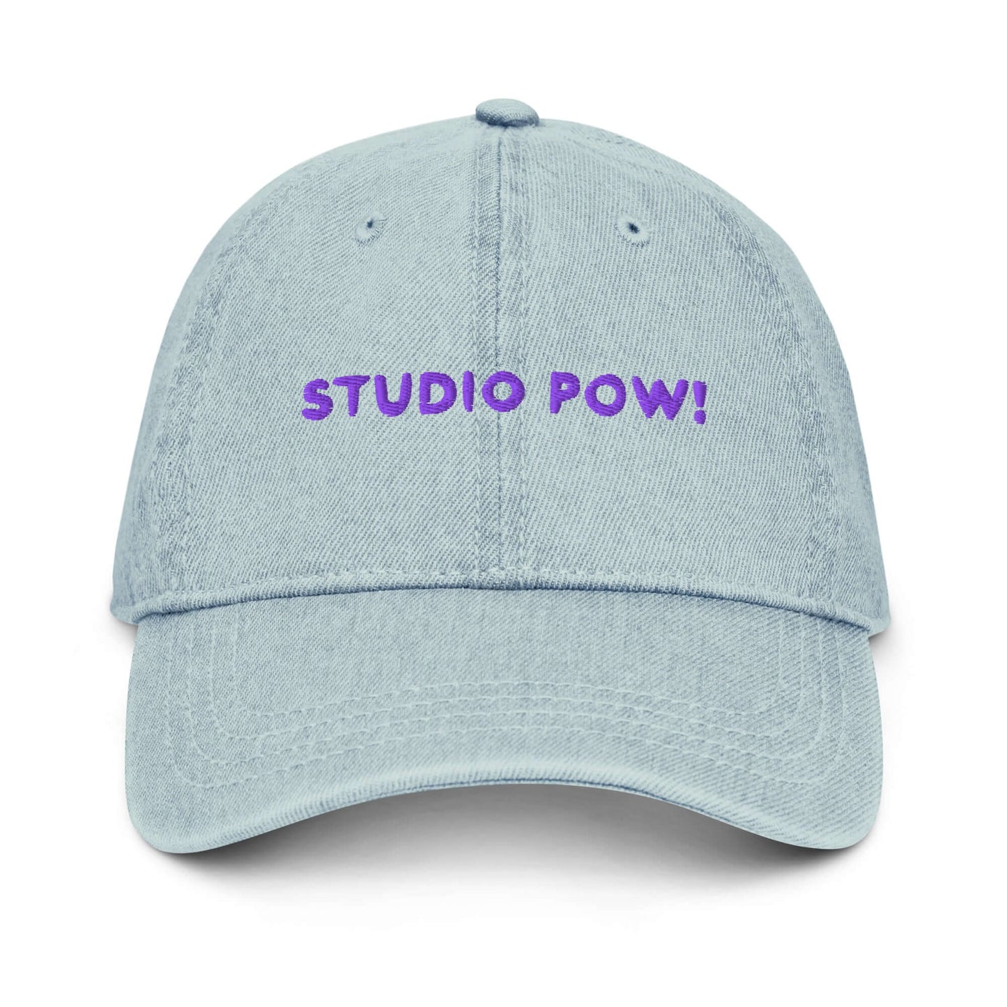 Denim unisex Cap in hellblau mit gesticktem Studio POW!-Logo in lila.