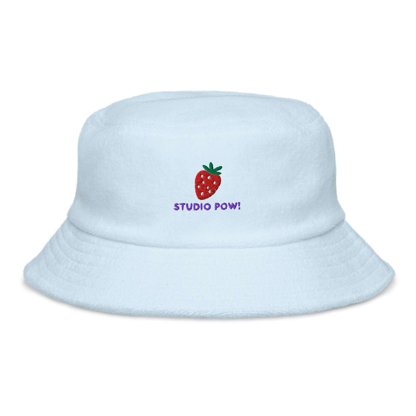 Hellblauer unisex Frottee-Fischerhut mit gestickter Erdbeere und Studio POW!-Logo.