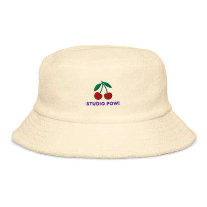 Buttergelber Frottee-Fischerhut mit gestickten Kirschen und Studio POW!-Logo.