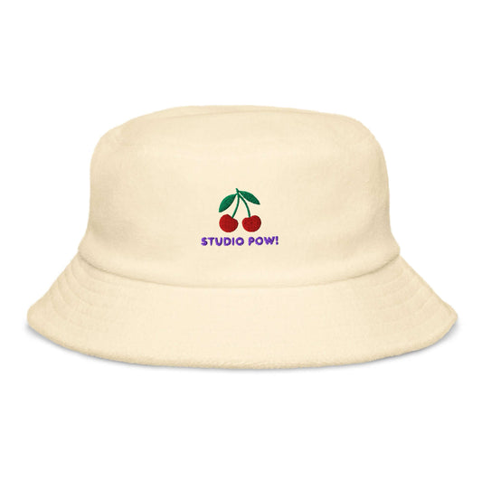 Buttergelber Frottee-Fischerhut mit gestickten Kirschen und Studio POW!-Logo.