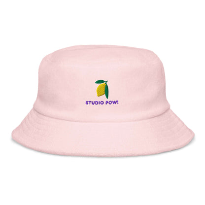 Rosafarbener Frottee-Fischerhut mit gestickter Erdbeere und Studio POW!-Logo.