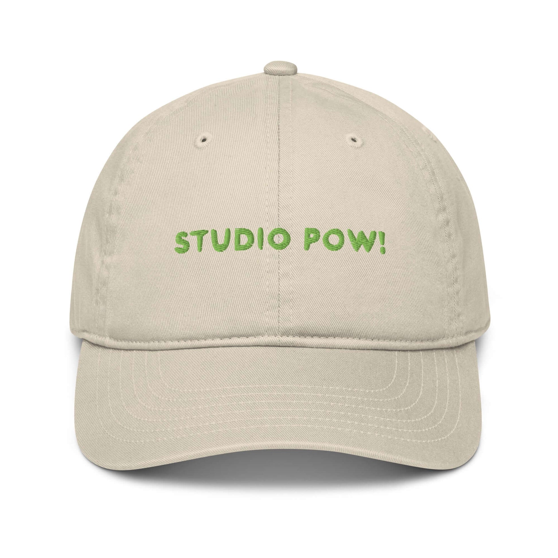 Beige unisex Cap mit gesticktem Studio POW!-Logo in grün.