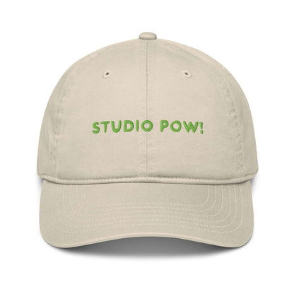 Beige unisex Cap mit gesticktem Studio POW!-Logo in grün.