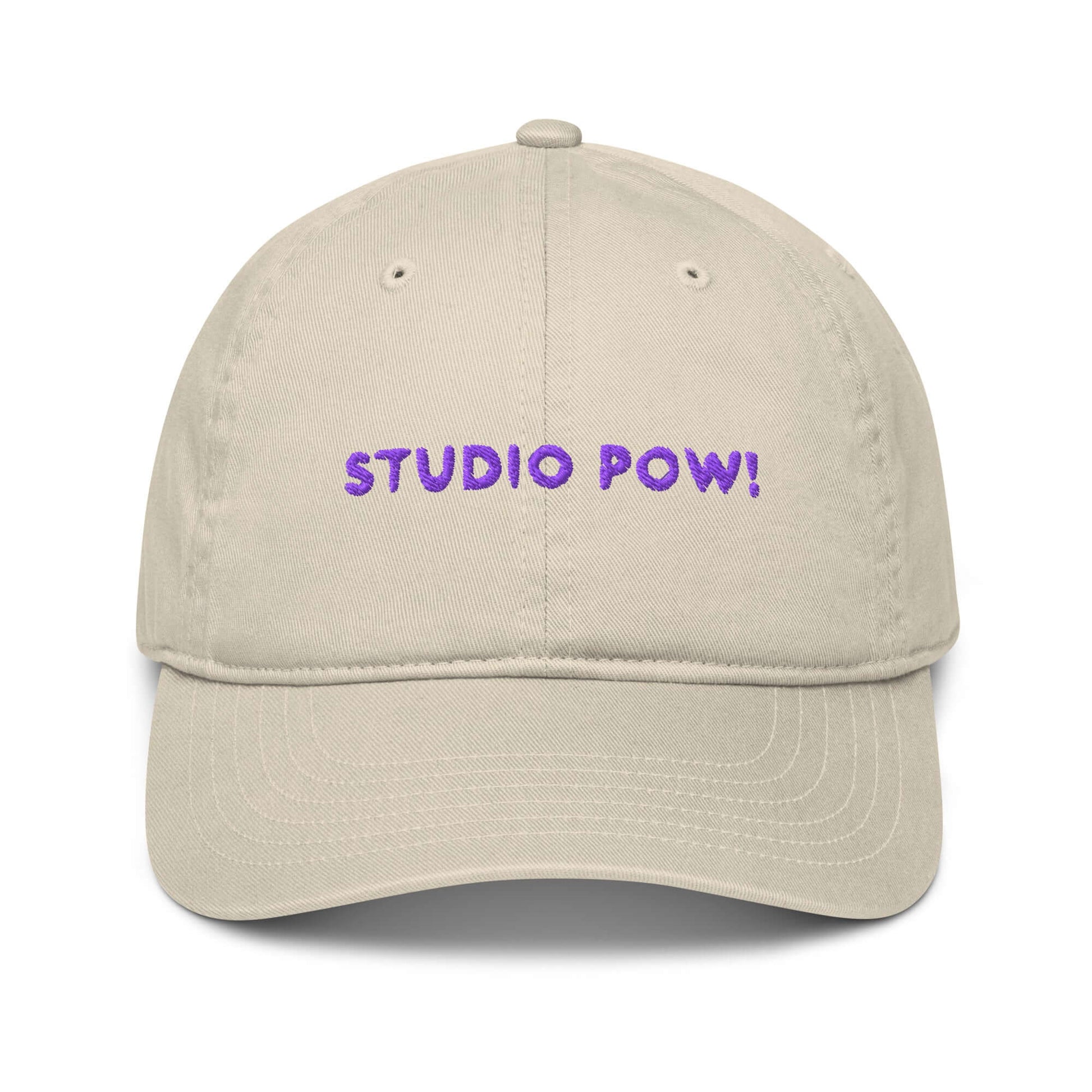 Beige unisex Cap mit gesticktem Studio POW!-Logo in lila.