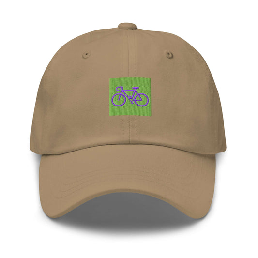 Unisex Cap in khaki mit gesticktem Fahrrad und Studio POW!-Logo.