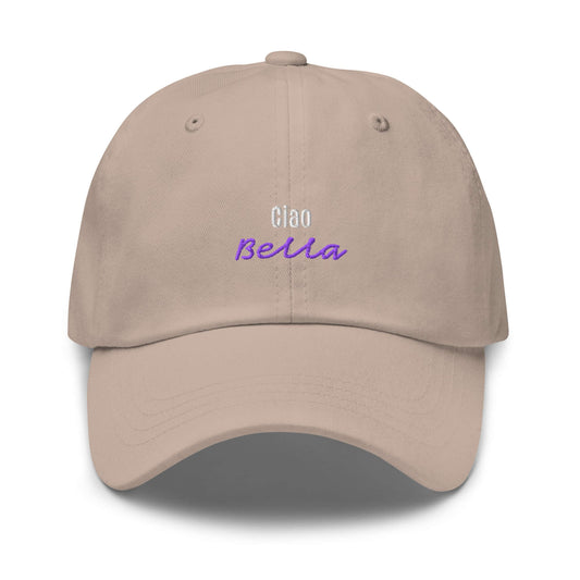 Beige unisex Cap mit gesticktem Schriftzug Ciao Bella und Studio POW!-Logo.