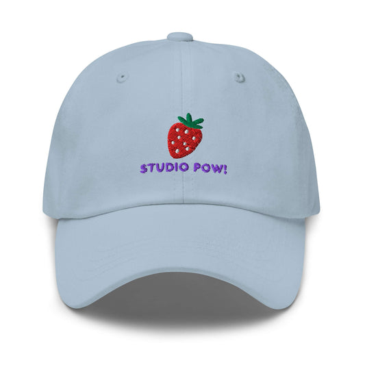 Hellblaue unisex Cap mit gestickter Erdbeere und Studio POW!-Logo.