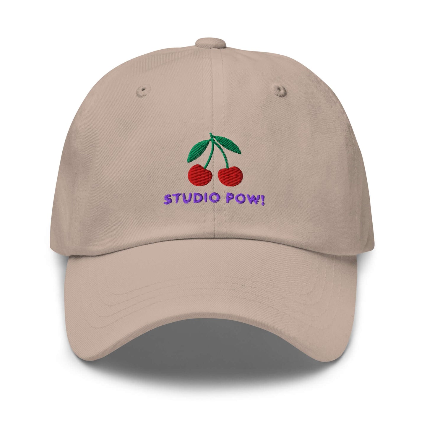 Beige unisex Cap mit gestickter Kirsche und Studio POW!-Logo.