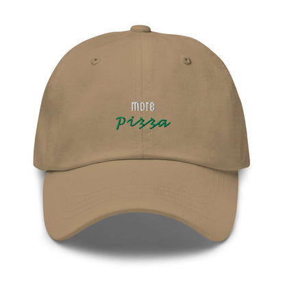 Khaki unisex Cap mit gesticktem Schriftzug More Pizza und Studio POW!-Logo.
