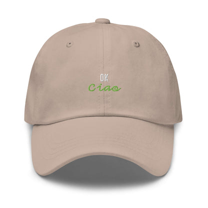 Beige unisex Cap mit gesticktem Schriftzug Ok ciao und Studio POW!-Logo.