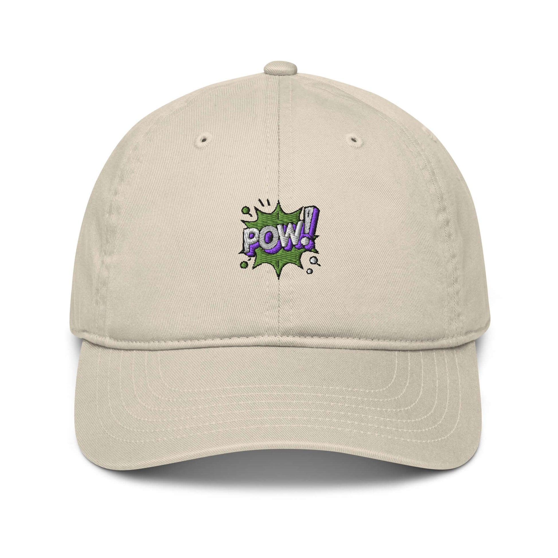 Unisex Cap in oyster creme mit gesticktem POW-Icon und Studio POW!-Logo.