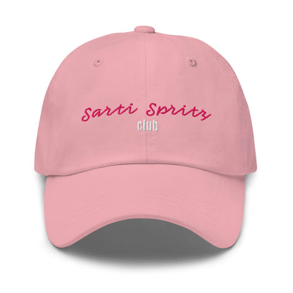 Rosafarbene unisex Cap mit gesticktem Schriftzug Sarti Spritz Club und Studio POW!-Logo.