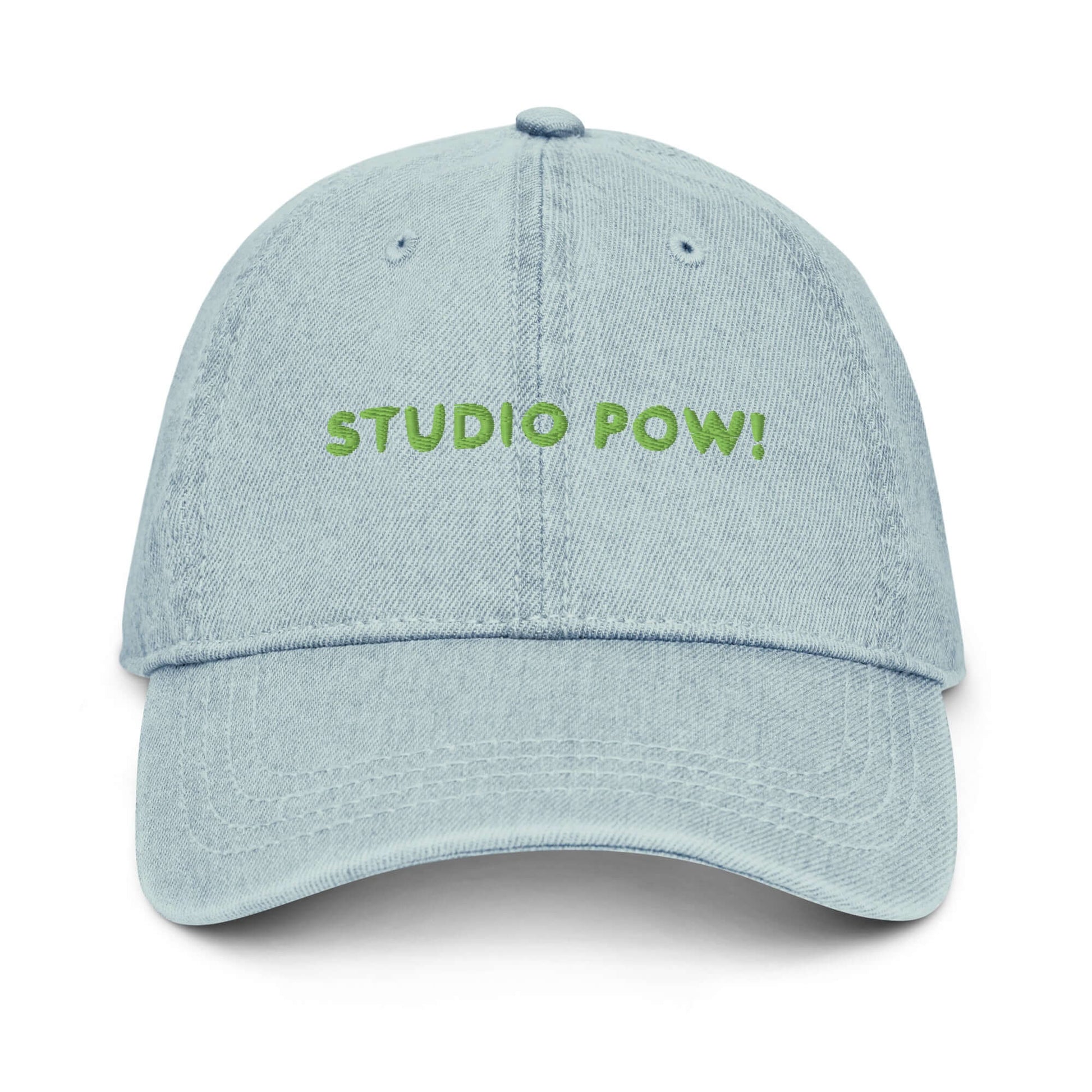 Denim unisex Cap in hellblau mit gesticktem Studio POW!-Logo in grün.