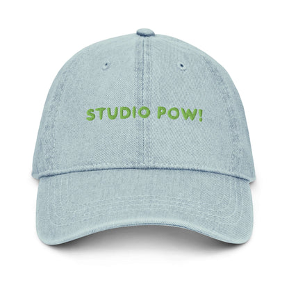 Denim unisex Cap in hellblau mit gesticktem Studio POW!-Logo in grün.