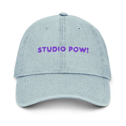 Denim unisex Cap in hellblau mit gesticktem Studio POW!-Logo in lila.