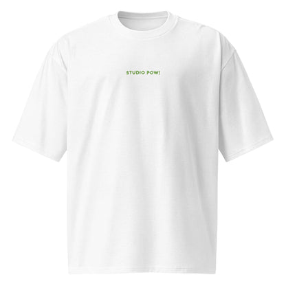 Weißes unisex Oversize-T-Shirt  mit Rundhalsausschnitt mit gesticktem grünem Studio POW!-Logo auf der Brust.