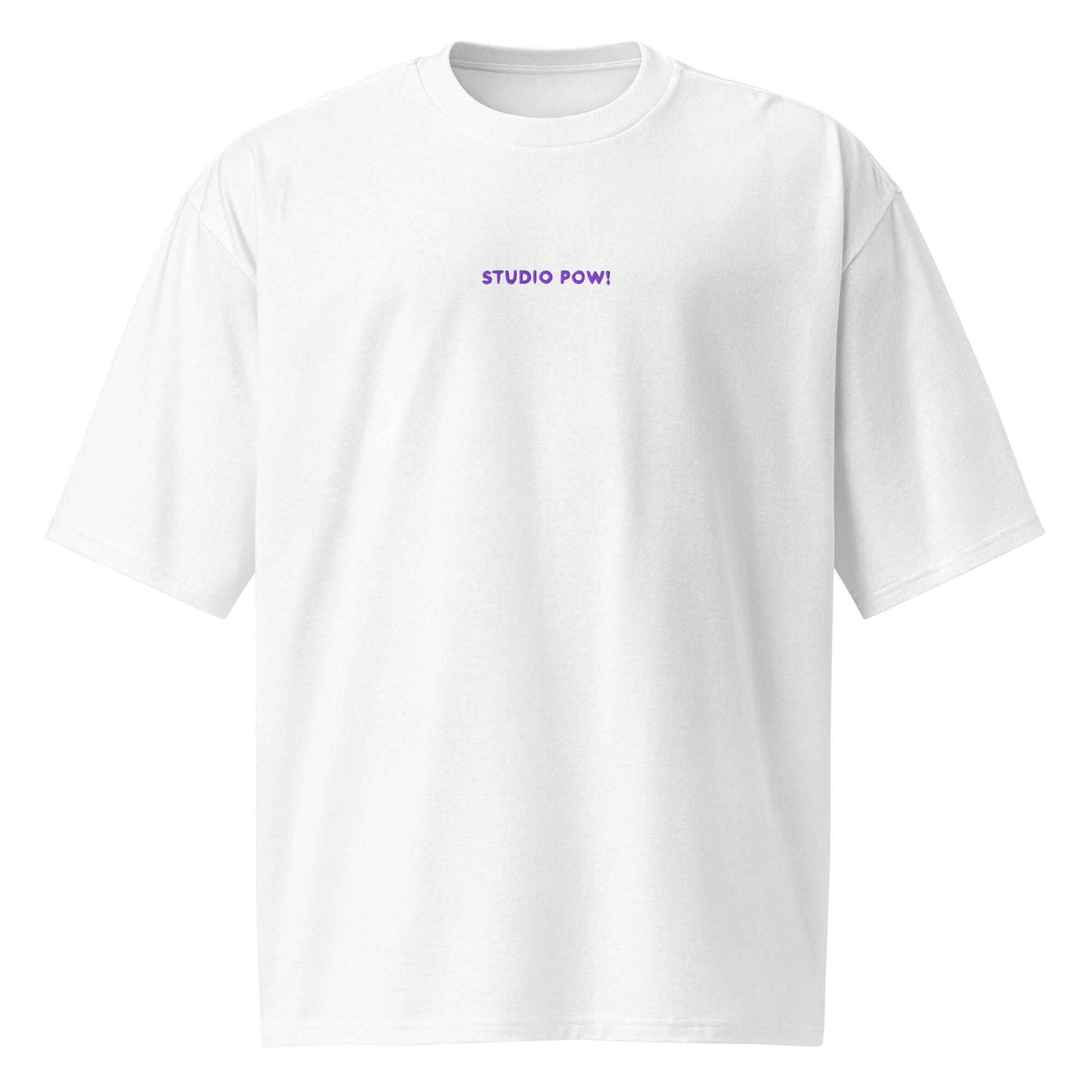 Weißes unisex Oversize-T-Shirt  mit Rundhalsausschnitt mit gesticktem lila Studio POW!-Logo auf der Brust.