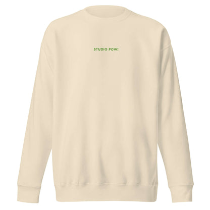 Unisex Sweater in beige mit Rundhalsausschnitt mit grünem Studio POW! Logo-Stick auf der Brust.