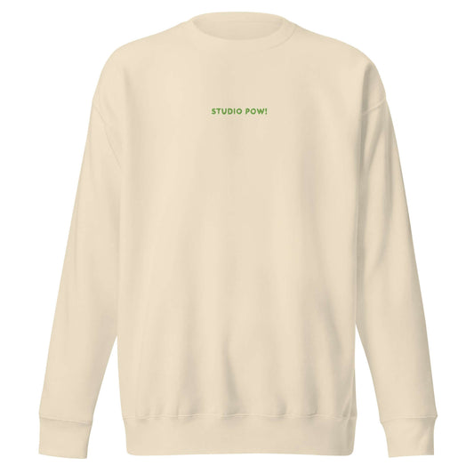 Unisex Sweater in beige mit Rundhalsausschnitt mit grünem Studio POW! Logo-Stick auf der Brust.