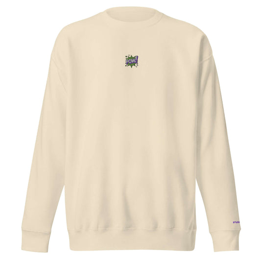 Unisex Studio POW! Sweater mit Rundhalsausschnitt, POW!-Stickerei auf der Brust und Logo-Stick auf dem Ärmel.