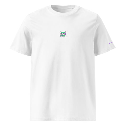 Weißes unisex Bio-T-Shirt mit Rundhalsausschnitt mit gedrucktem POW! Icon auf der Brust und Studio POW!-Logo am Ärmel.