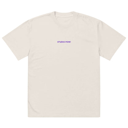 Steinfarbenes unisex Bio-T-Shirt  mit Rundhalsausschnitt mit gesticktem lila Studio POW!-Logo auf der Brust.